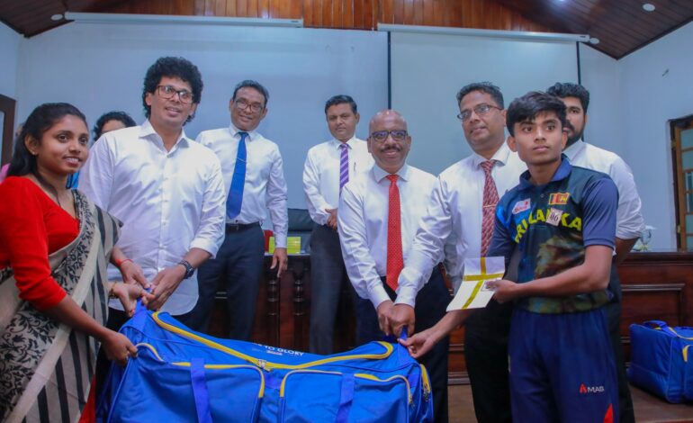 අනුරාධපුර දිස්ත්‍රික්කයේ පාසල් දහතුනකට ක්‍රිකට් උපකරණ.