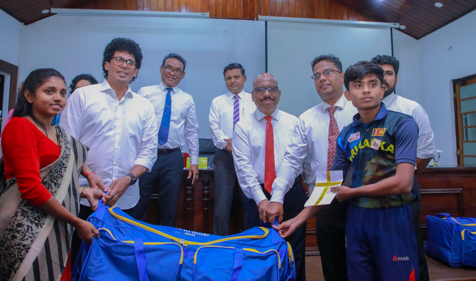 අනුරාධපුර දිස්ත්‍රික්කයේ පාසල් දහතුනකට ක්‍රිකට් උපකරණ.